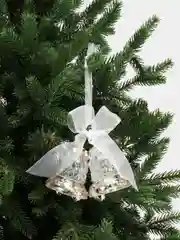 Белый елочная игрушка/новогодняя/колокольчик, елка, олень, снежинка