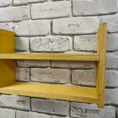 Желтый полка настенная деревянная