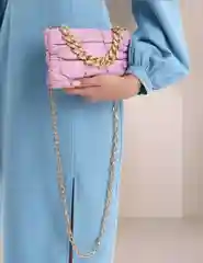 Рельефная сумка кроссбоди с цепью