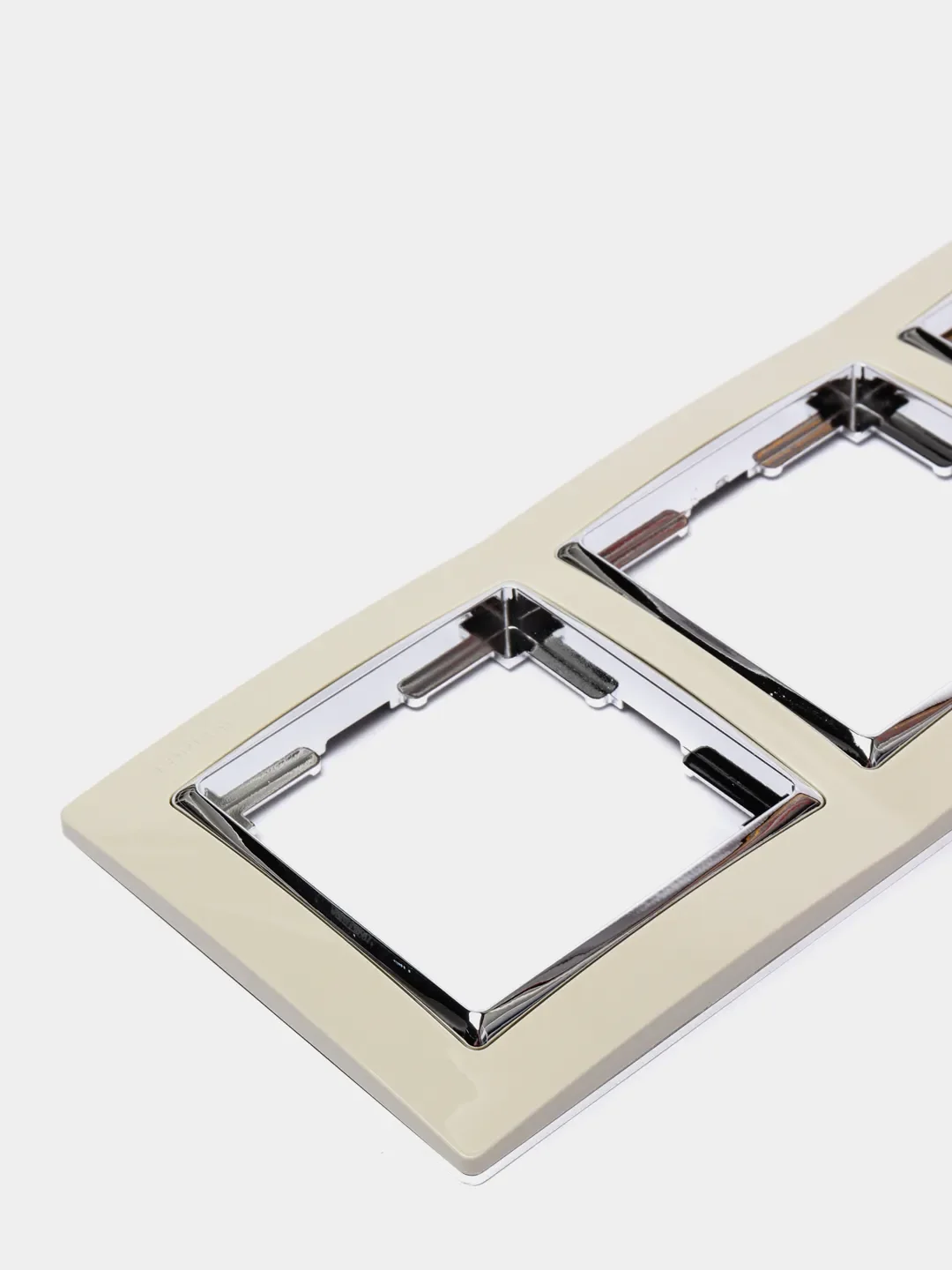 Рамка Snabb Werkel тройная,на 3 поста (слоновая кость/хром), WL03-Frame-03-ivory W0031903