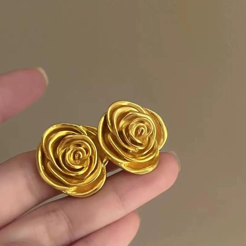 Серьги розы золотого цвета
