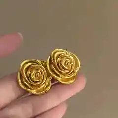 Золотой серьги розы золотого цвета