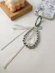 Белый брелок обвес на ключи и на сумку на телефон