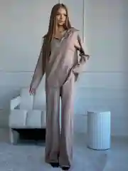Бежевый костюм женский