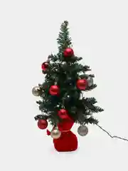 Зеленый ель искусственная новогодняя, зеленая, с гирляндой и игрушками
