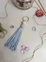 Голубой брелок/украшение для ключей, сумки, рюкзака в технике макраме. 1 шт