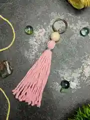 Конфетный брелок/украшение для ключей, сумки, рюкзака в технике макраме. 1 шт