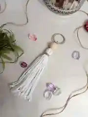 Белый брелок/украшение для ключей, сумки, рюкзака в технике макраме. 1 шт