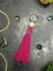 Фуксия брелок/украшение для ключей, сумки, рюкзака в технике макраме. 1 шт