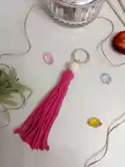 Фуксия брелок/украшение для ключей, сумки, рюкзака в технике макраме. 1 шт