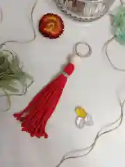 Красный брелок/украшение для ключей, сумки, рюкзака в технике макраме. 1 шт