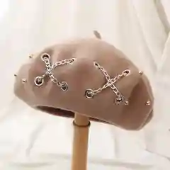 Бежевый берет женский