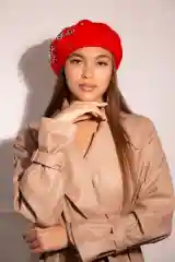 Алый берет женский