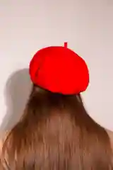 Алый берет женский