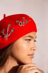 Алый берет женский