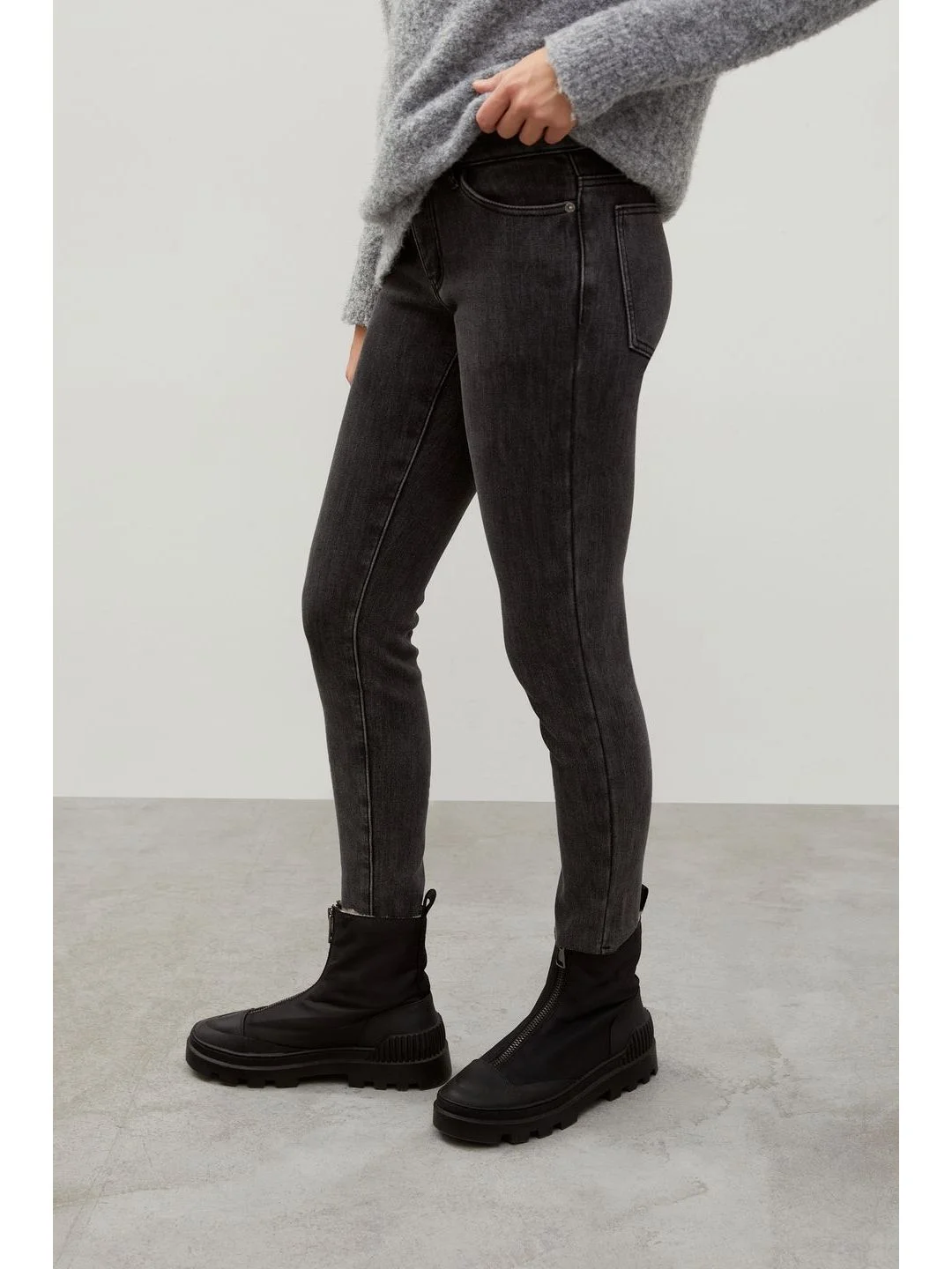 Серый джинсы slim fit женские