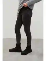 Серый джинсы slim fit женские