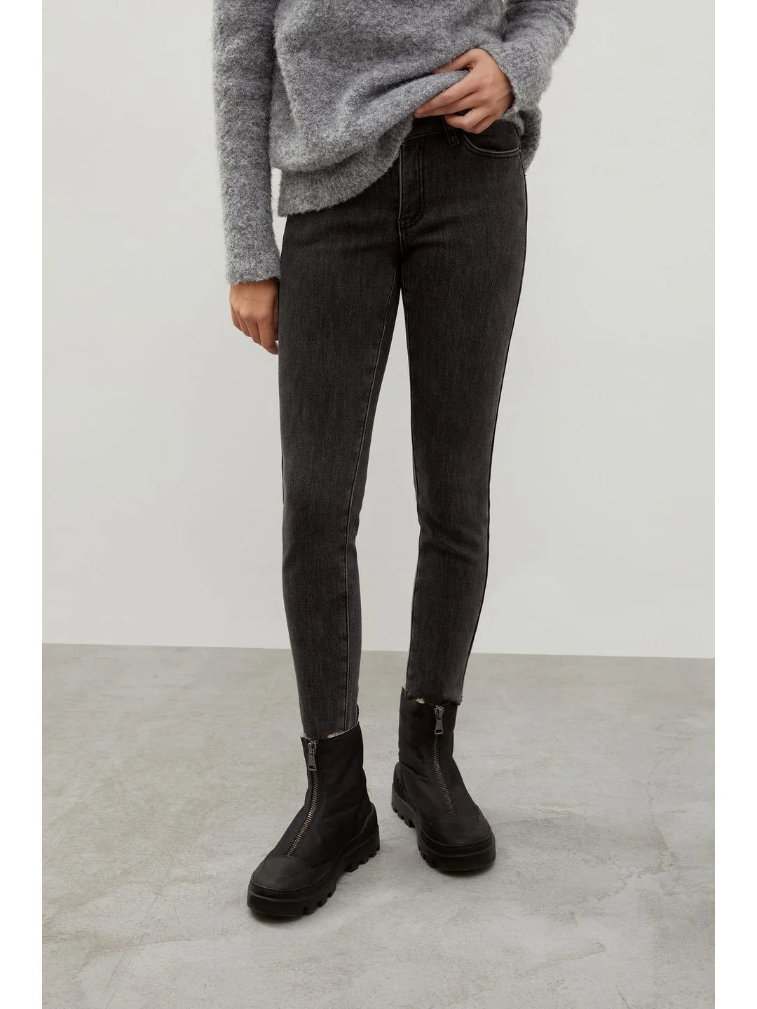 Серый джинсы slim fit женские