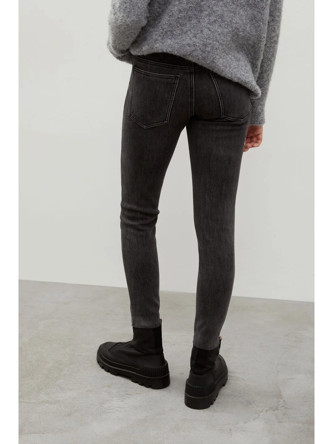 Серый джинсы slim fit женские