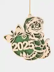 Зеленый символ года "Деревянная змея 2025". Игрушка на елку