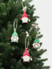 Бордовый деревянные елочные игрушки с символами Нового года, набор