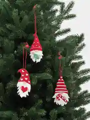 Бордовый деревянные елочные игрушки с символами Нового года, набор