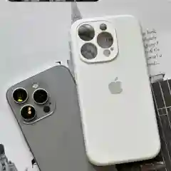 Белый чехол на iphone 15 pro