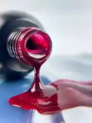 Алый гель лак для ногтей Витражный