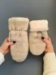Бежевый меланж варежки женские меховые, пушистые рукавицы