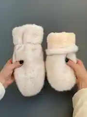 Бежевый варежки женские меховые, пушистые рукавицы