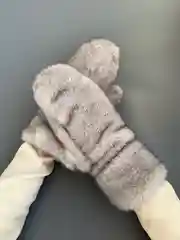 Серый варежки женские меховые, пушистые рукавицы