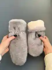 Серый варежки женские меховые, пушистые рукавицы