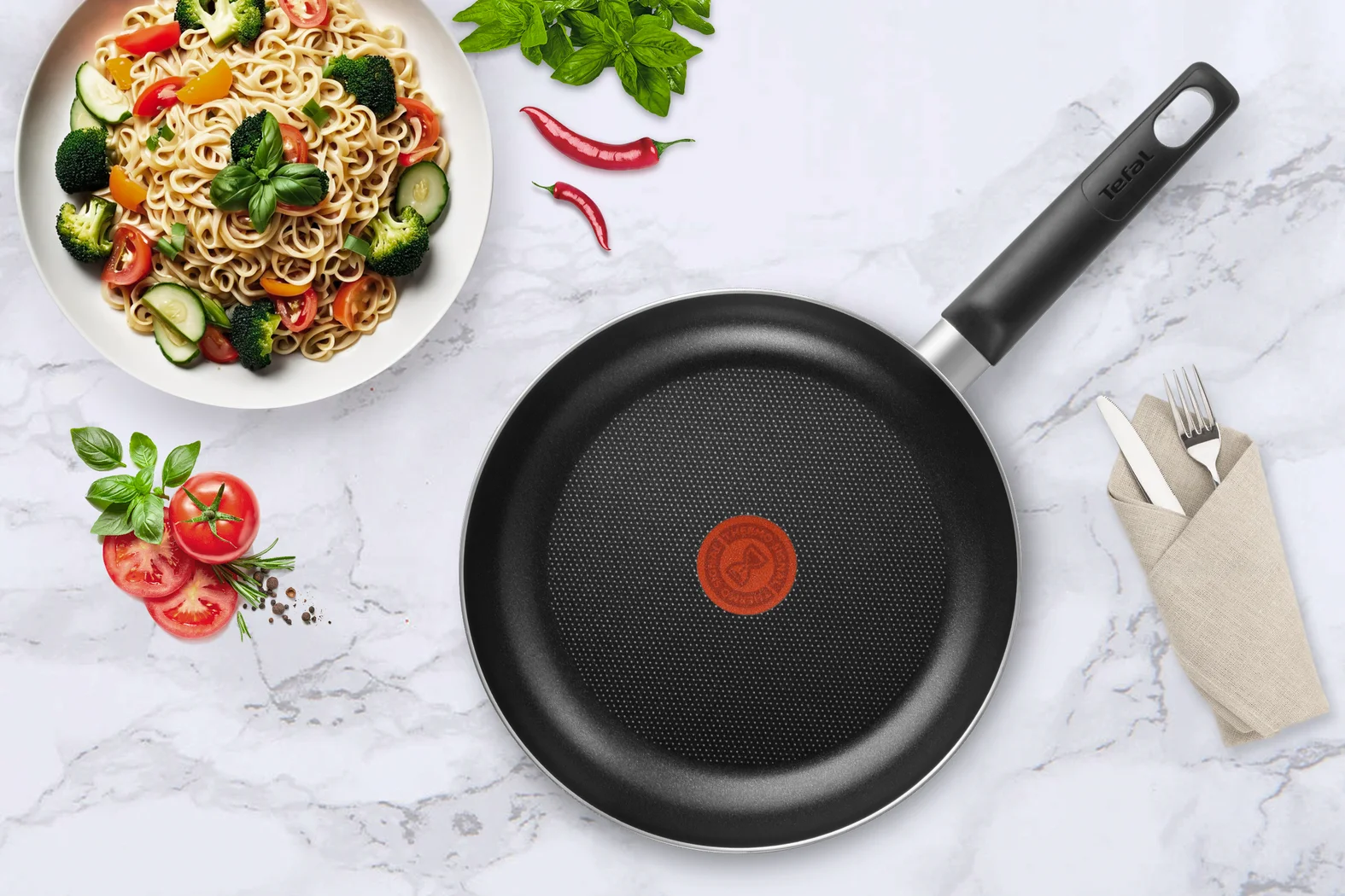 Черный cковорода с крышкой 24 см Tefal Easy Plus 04237924