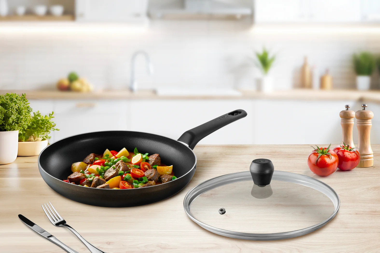 Черный cковорода с крышкой 24 см Tefal Easy Plus 04237924