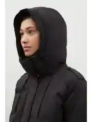 Черный пуховое пальто с капюшоном