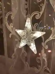 Желтый гирлянда занавес с фигурками (олени, елочка, звезды, колокольчики)