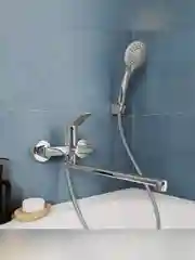 Смеситель для ванны с душем Milardo Enjoy, с длинным изливом, глянцевый хром