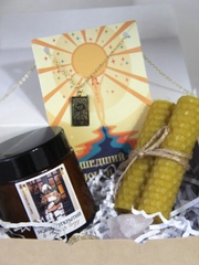 Новогодний набор свеча ароматическая, свеча из вощины, аксессуар, натуральные камни, открытка