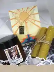 Новогодний набор свеча ароматическая, свеча из вощины, аксессуар, натуральные камни, открытка