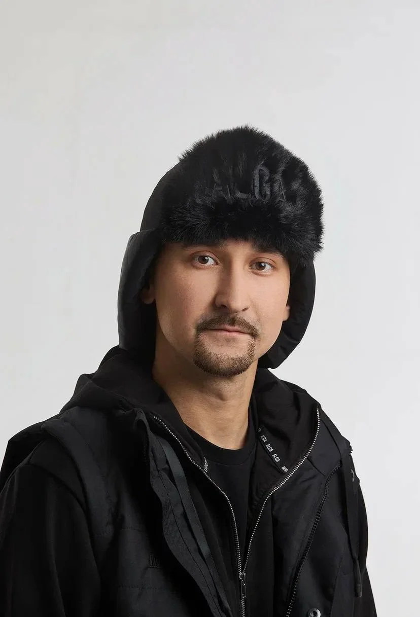 Черный ушанка