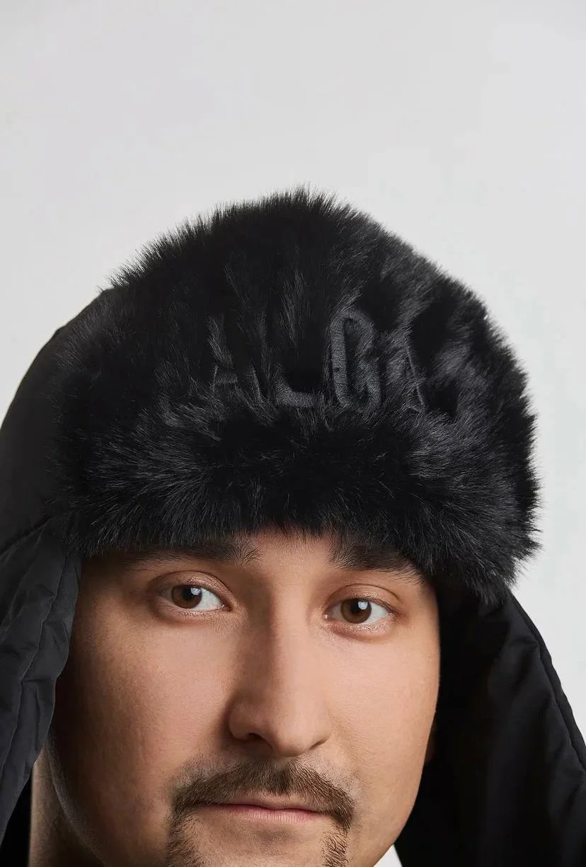 Черный ушанка