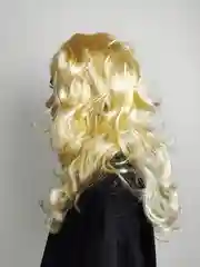 Бежевый парик карнавальный длинный кудрявый