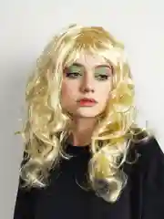 Бежевый парик карнавальный длинный кудрявый