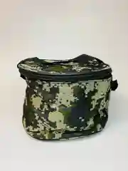 Зеленый жерлицы оснащенный для зимней рыбалки в сумке