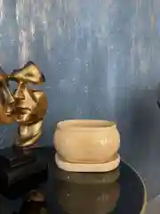 Светло-бежевый горшок с подставкой Tango