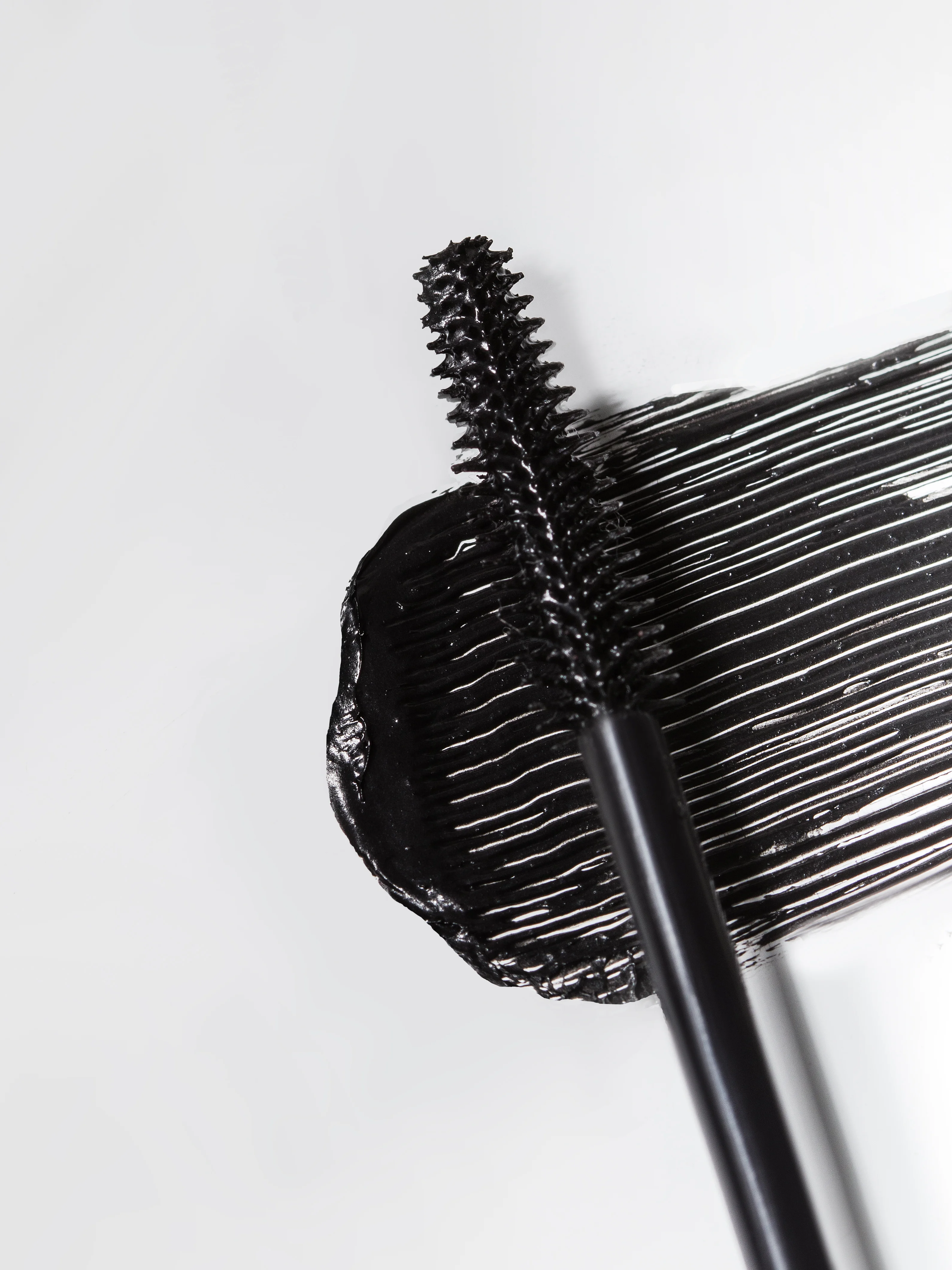 MIXIT Make up Ультрачерная тушь для ресниц с эффектом объема
