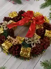 Голубой венок новогодний d-22 см, венок с шишками и бантом на дверь, на стену