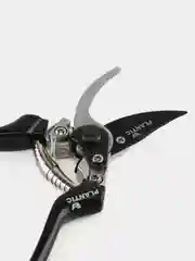 Секатор садовый плоскостной профессиональный Plantic Pro84 35384-01