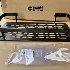 Черный полка из металла для ванной и душа