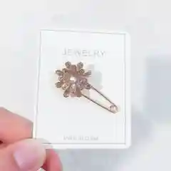 Алый булавка декоративная